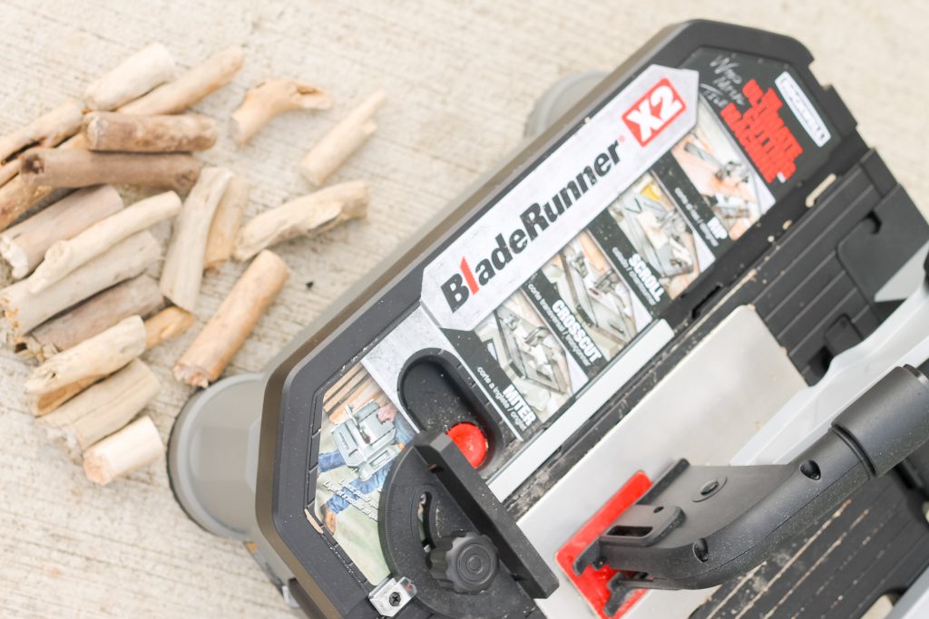 saw to cut wood pieces