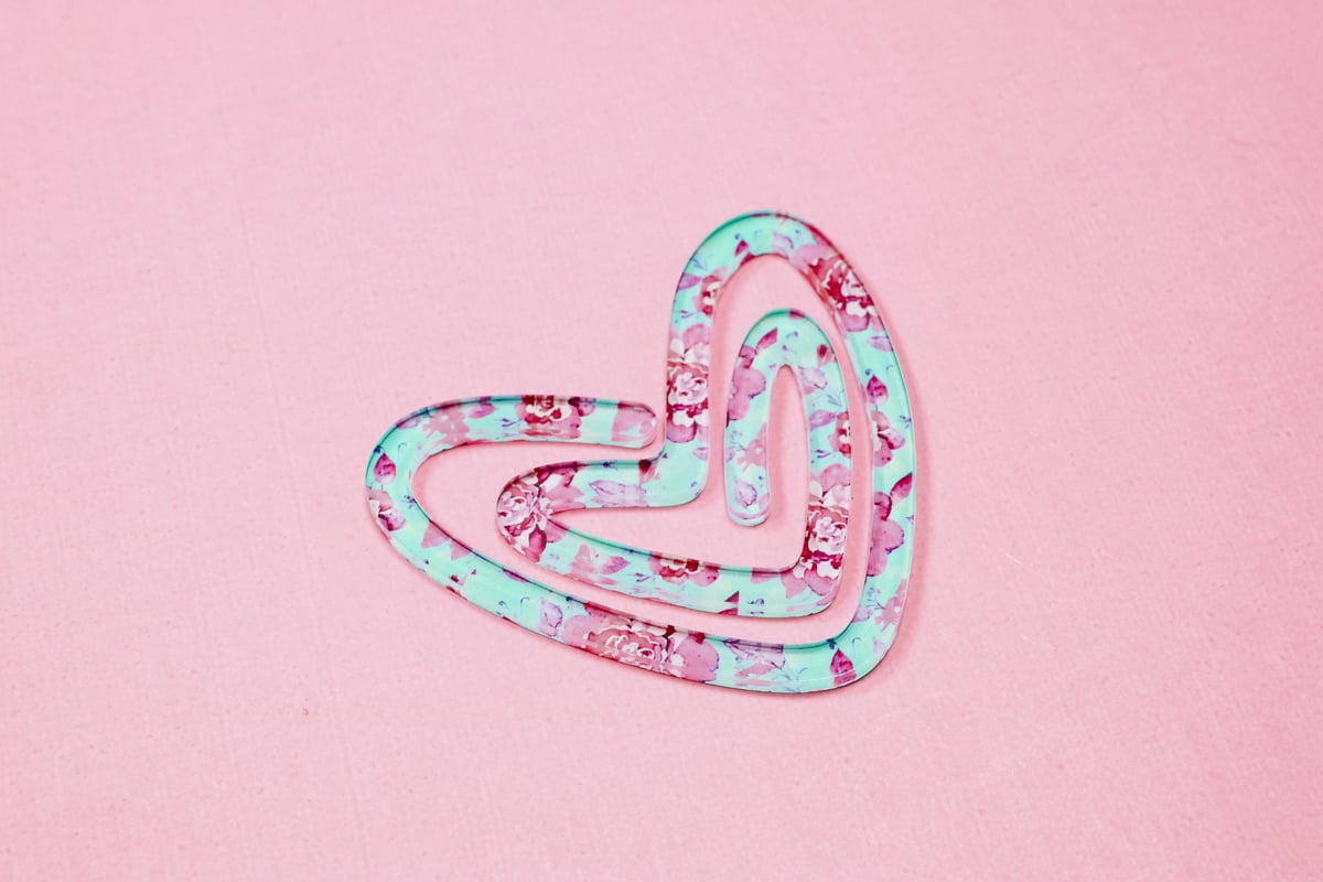 Finished heart shaped paper clip.