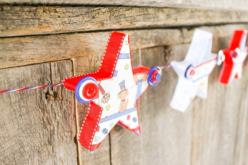 A great buttons and stars garland for your summer or 4th of July decor. Come see how to make this craft with Styrofoam, fabric, and buttons. red white and blue garland