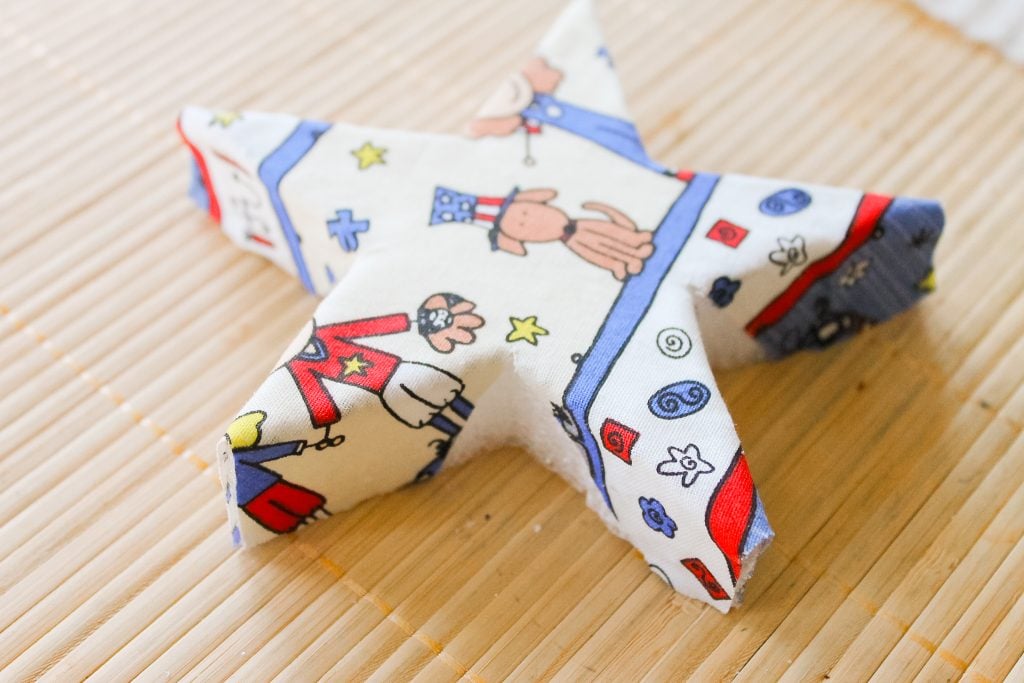 A great buttons and stars garland for your summer or 4th of July decor. Come see how to make this craft with Styrofoam, fabric, and buttons. fabric covered star