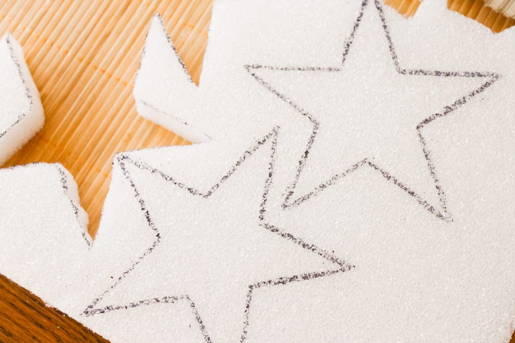 A great buttons and stars garland for your summer or 4th of July decor. Come see how to make this craft with Styrofoam, fabric, and buttons. stars traced on a foam sheet