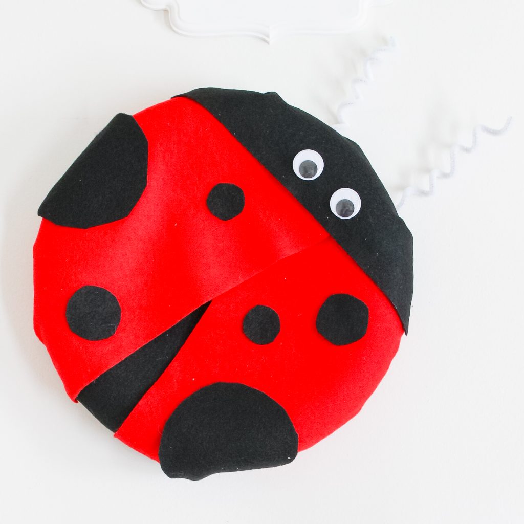 lady bug wreath made with felt and googly eyes