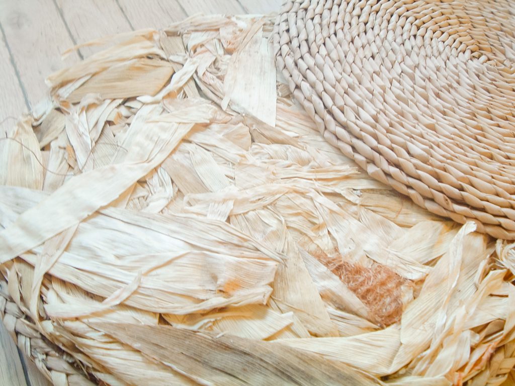 corn husks in between sea grass circle