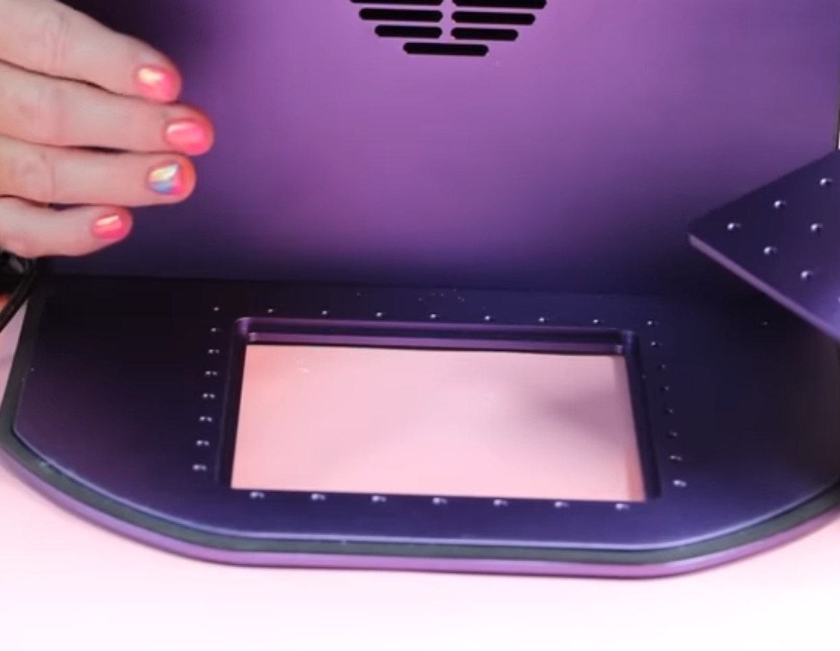 WeCreat Lumos with open laser bed.