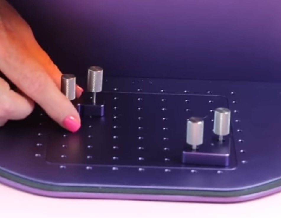 Add thumb screw locaters to the base.