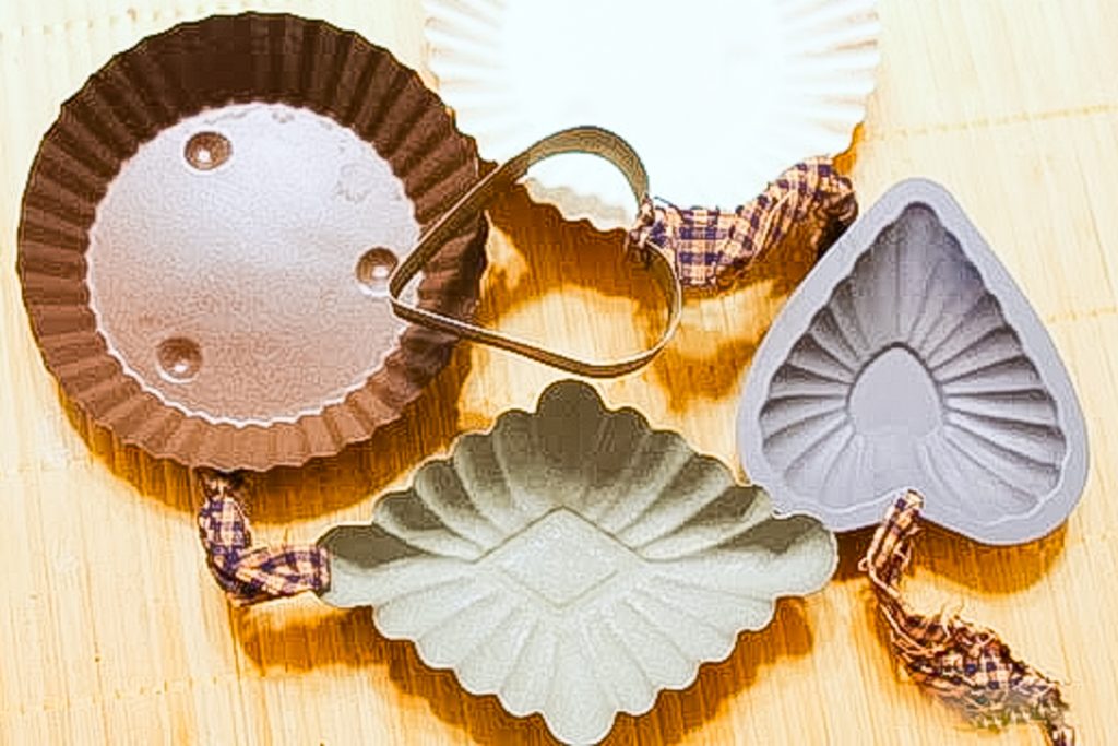 Handmade Gift: Family Tree Ornaments -- show you loved ones that you care this holiday season with some handmade Christmas ornaments. Mini tins for ornaments