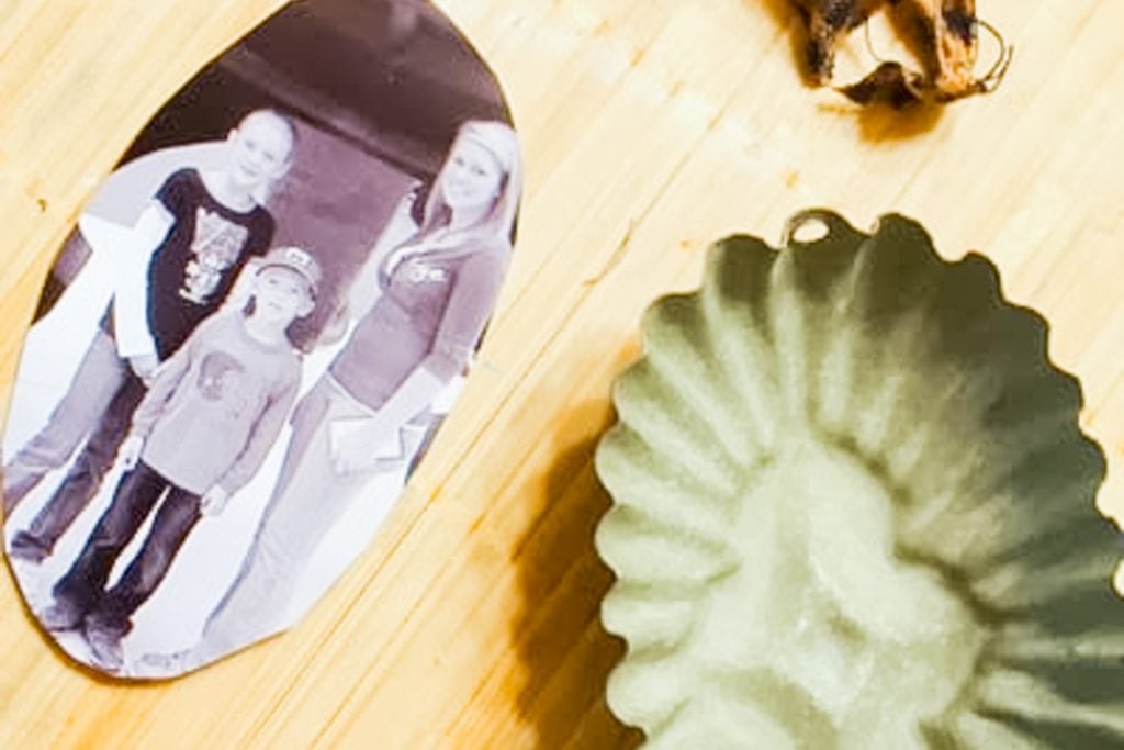 Handmade Gift: Family Tree Ornaments -- show you loved ones that you care this holiday season with some handmade Christmas ornaments. Photo cut to fit in rustic mold