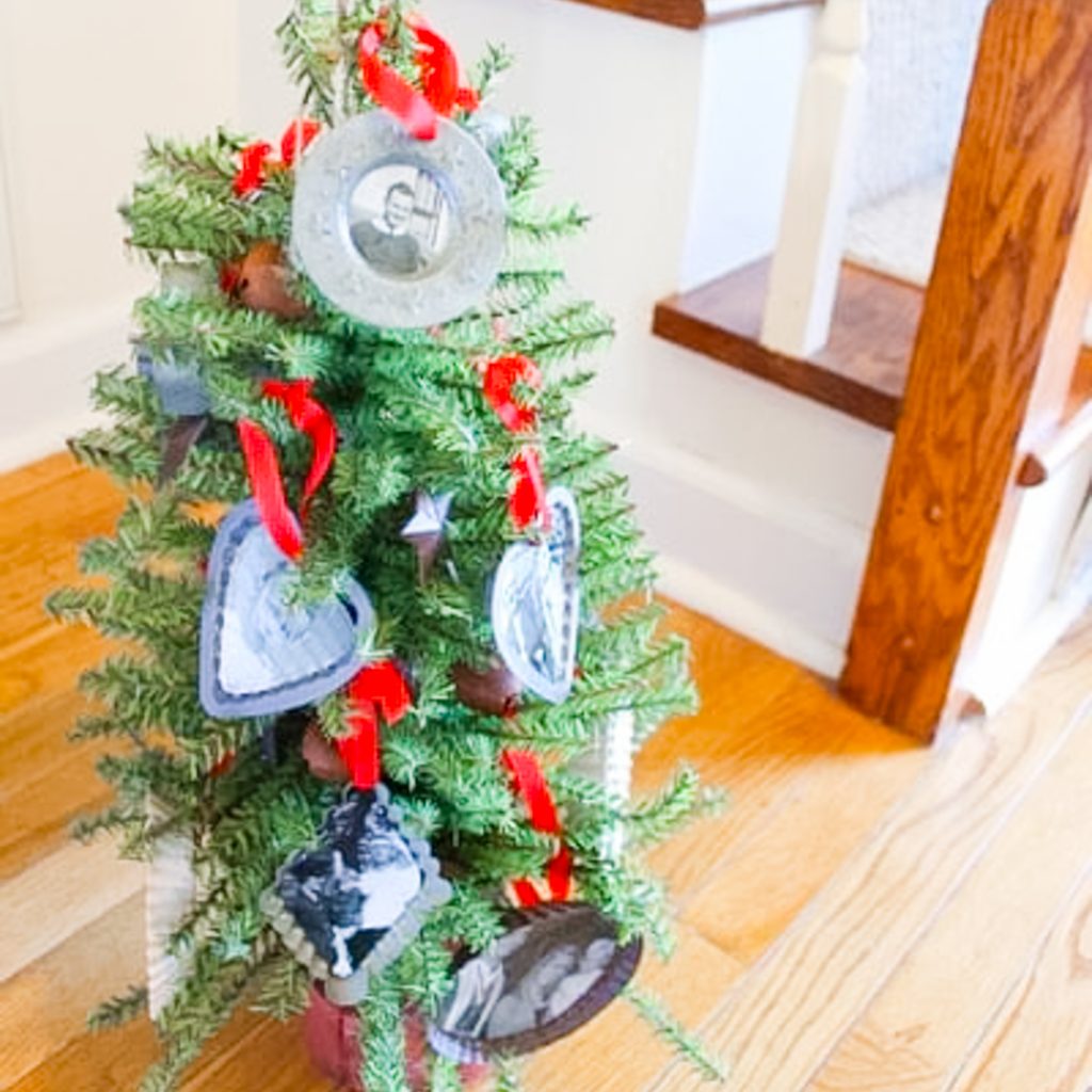 Handmade Gift: Family Tree Ornaments -- show you loved ones that you care this holiday season with some handmade Christmas ornaments. Mini tree decorated with family photo ornaments