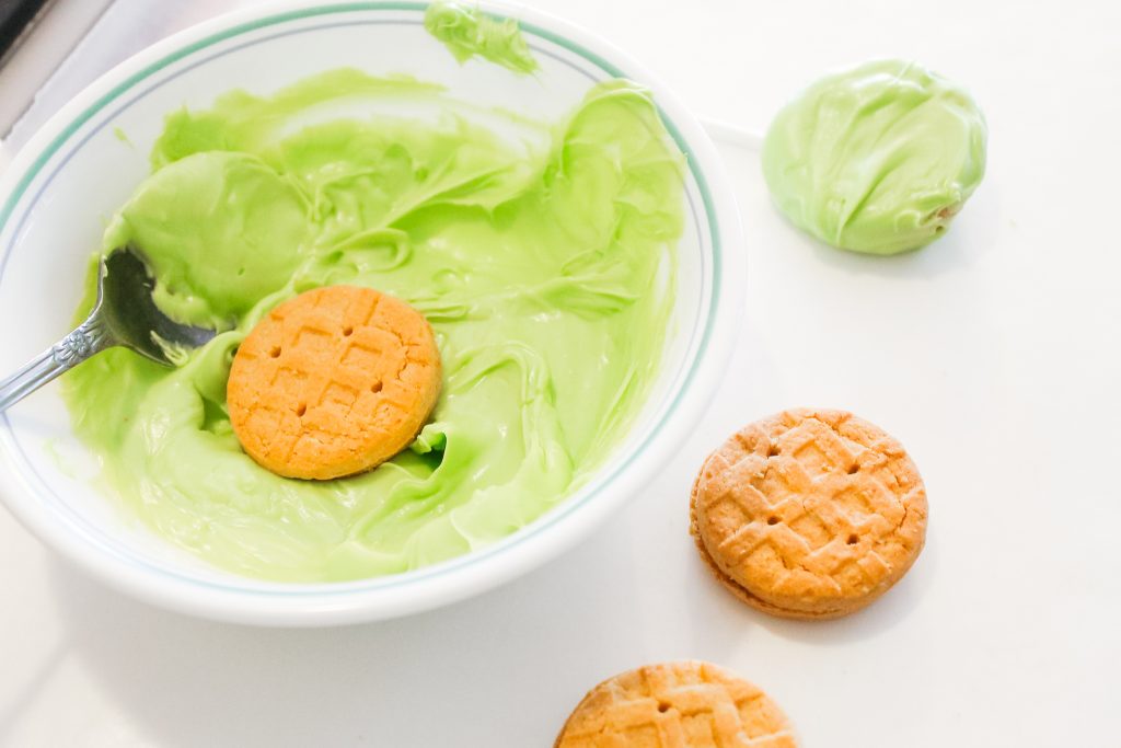 dipping cookies into candy melts