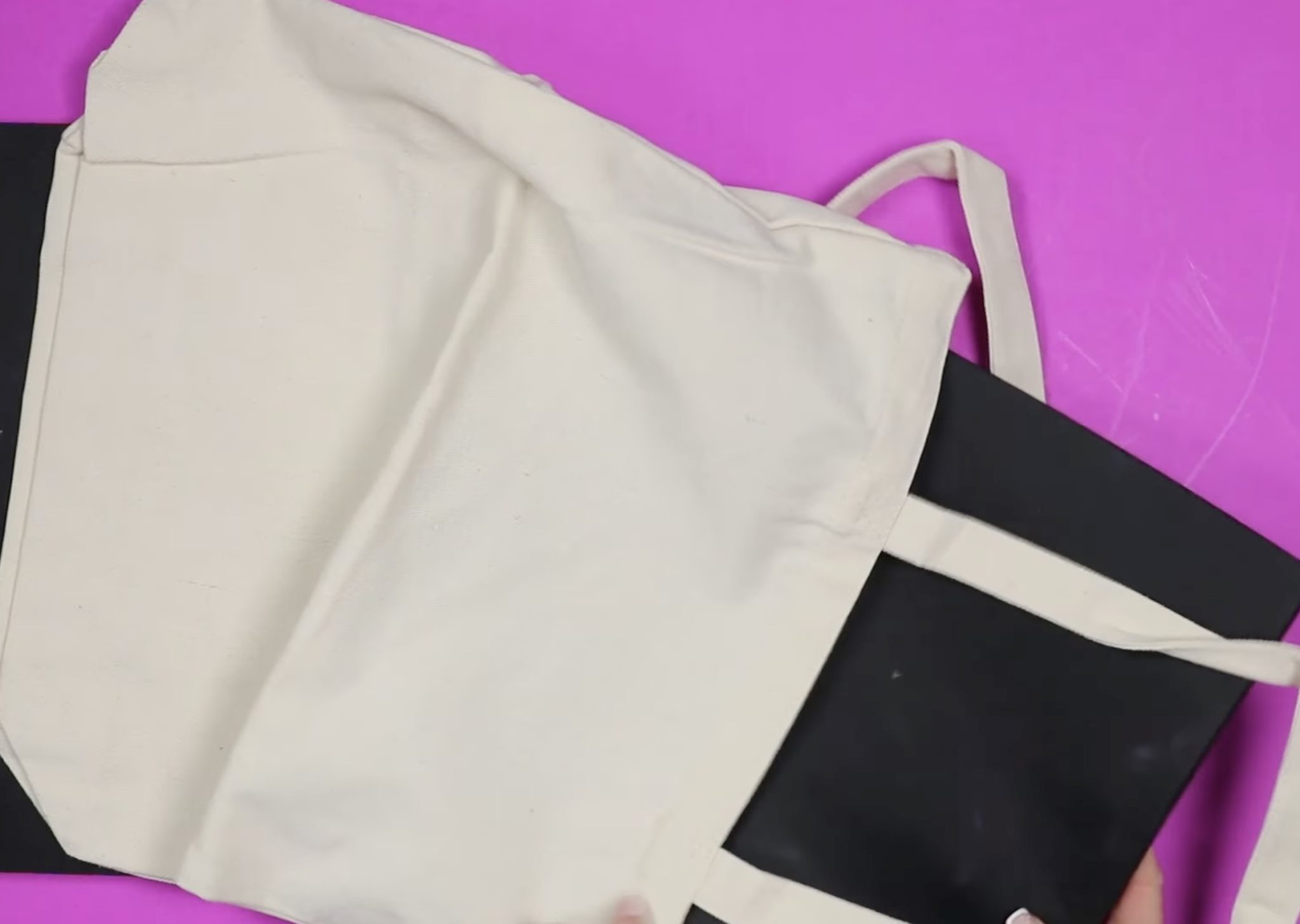 Place heat-resistant mat inside tote.