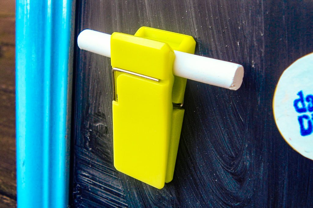 magnetic clip to hold a piece of chalk