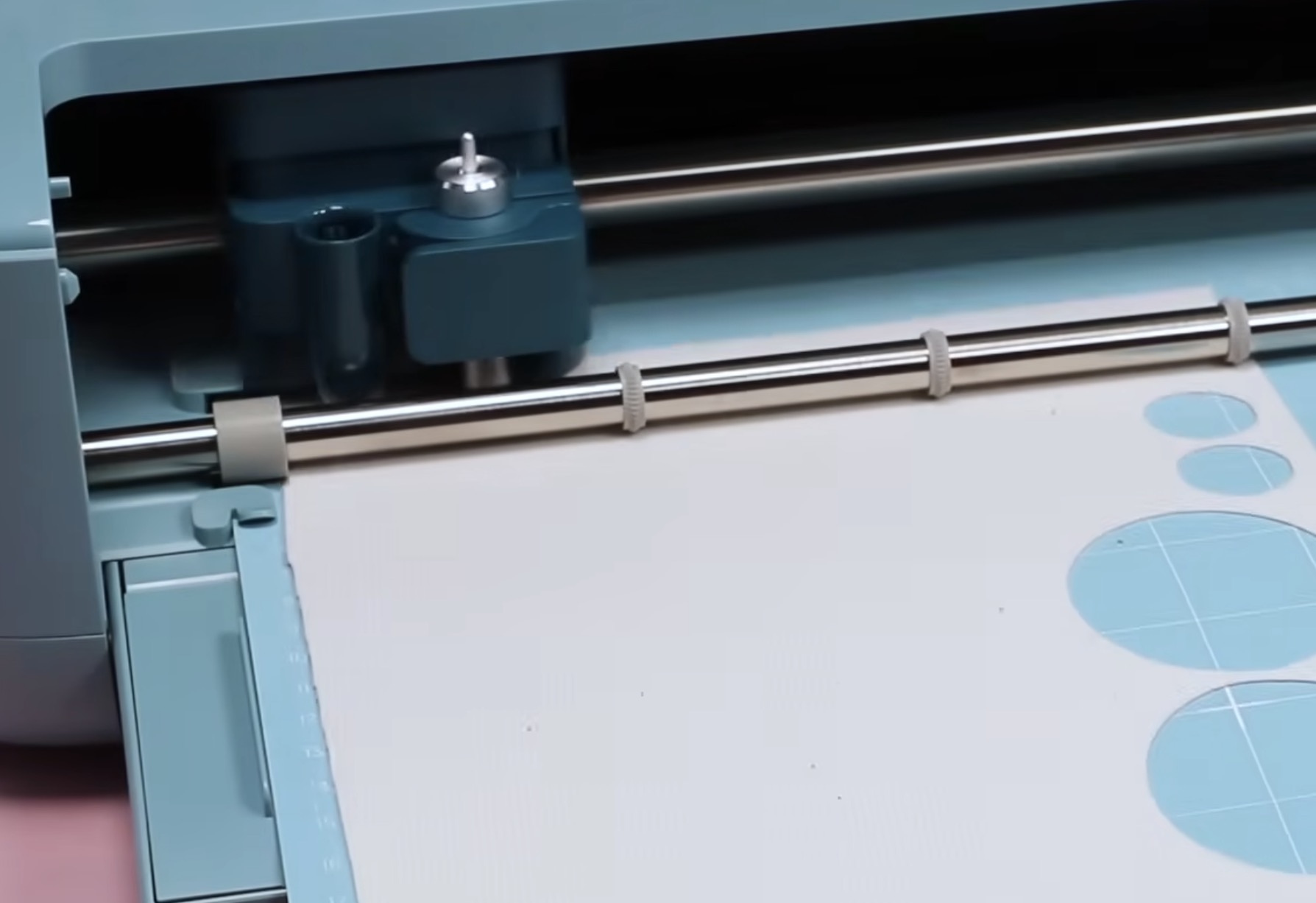 Cut out faux leather with Explore 5.