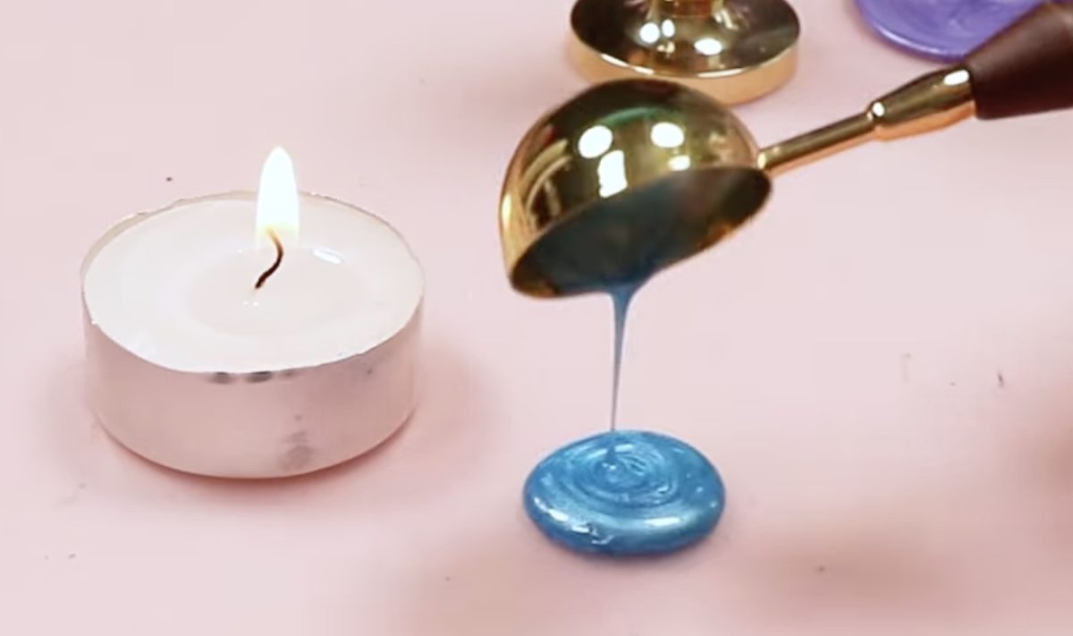 Pour wax in one pile.