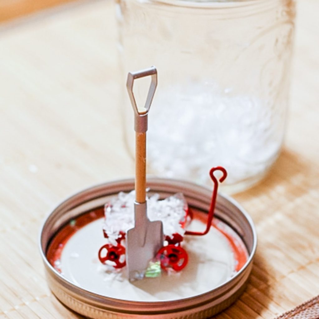 setting miniatures in a jar lid