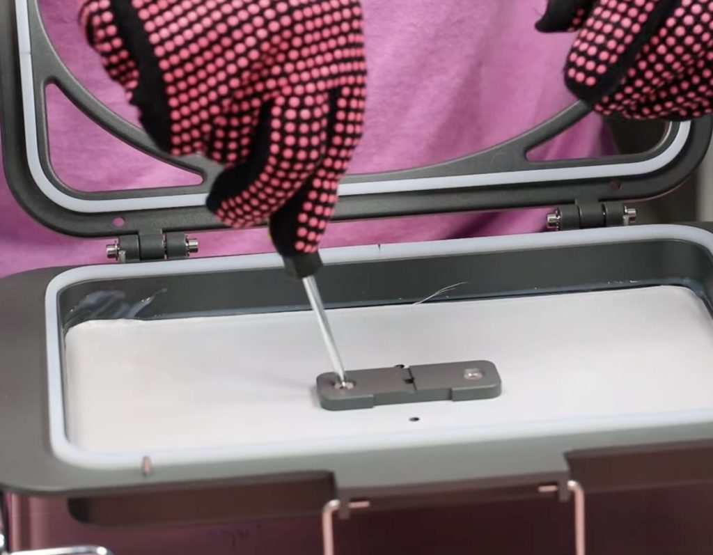 Remove the jig holder.