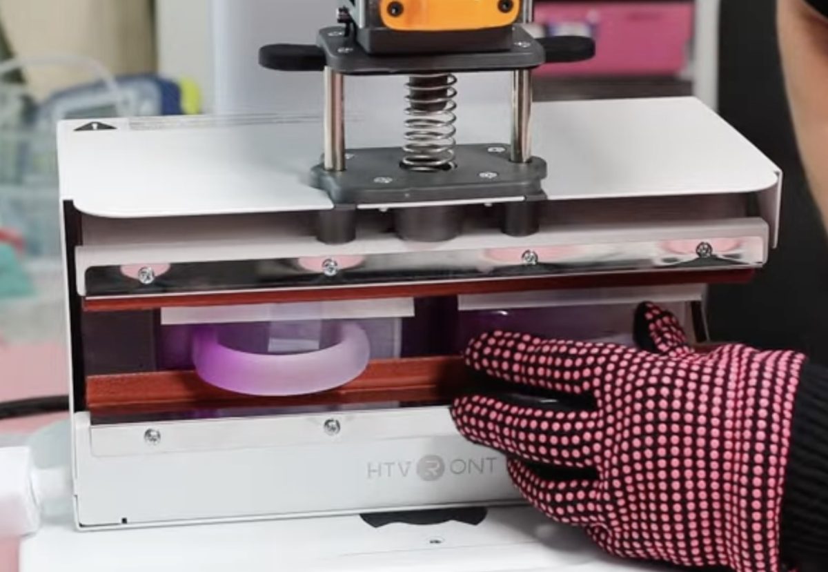 Locate glass mugs inside tumbler press.