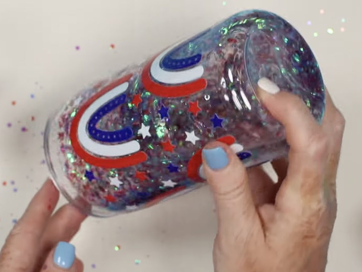Shake up the tumbler to check the glitter.