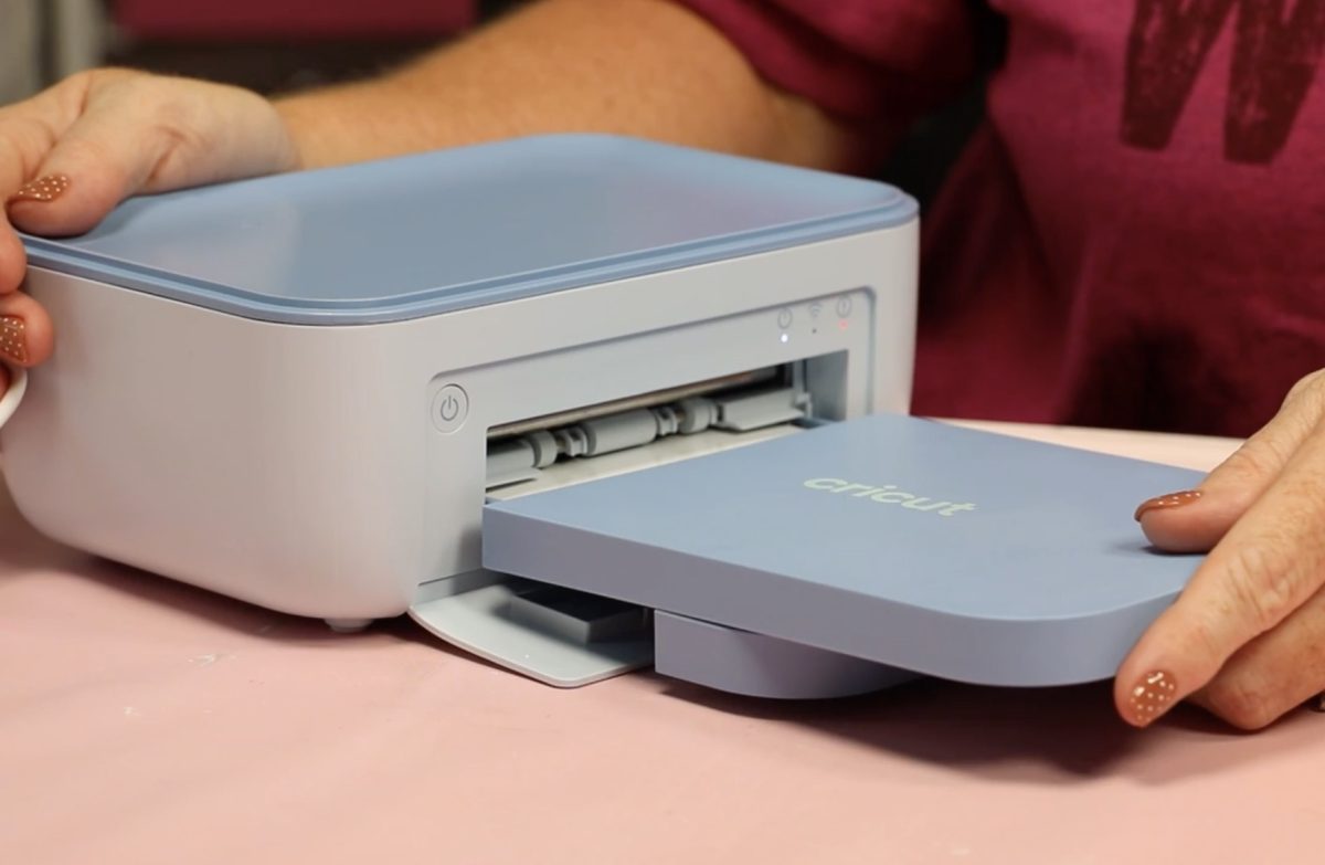 Snap the material tray into the Stickerpix Print.