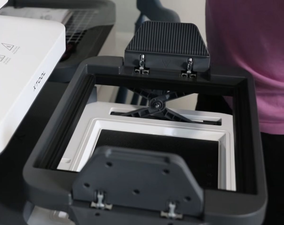 Raise the handles of the 3D form tray.