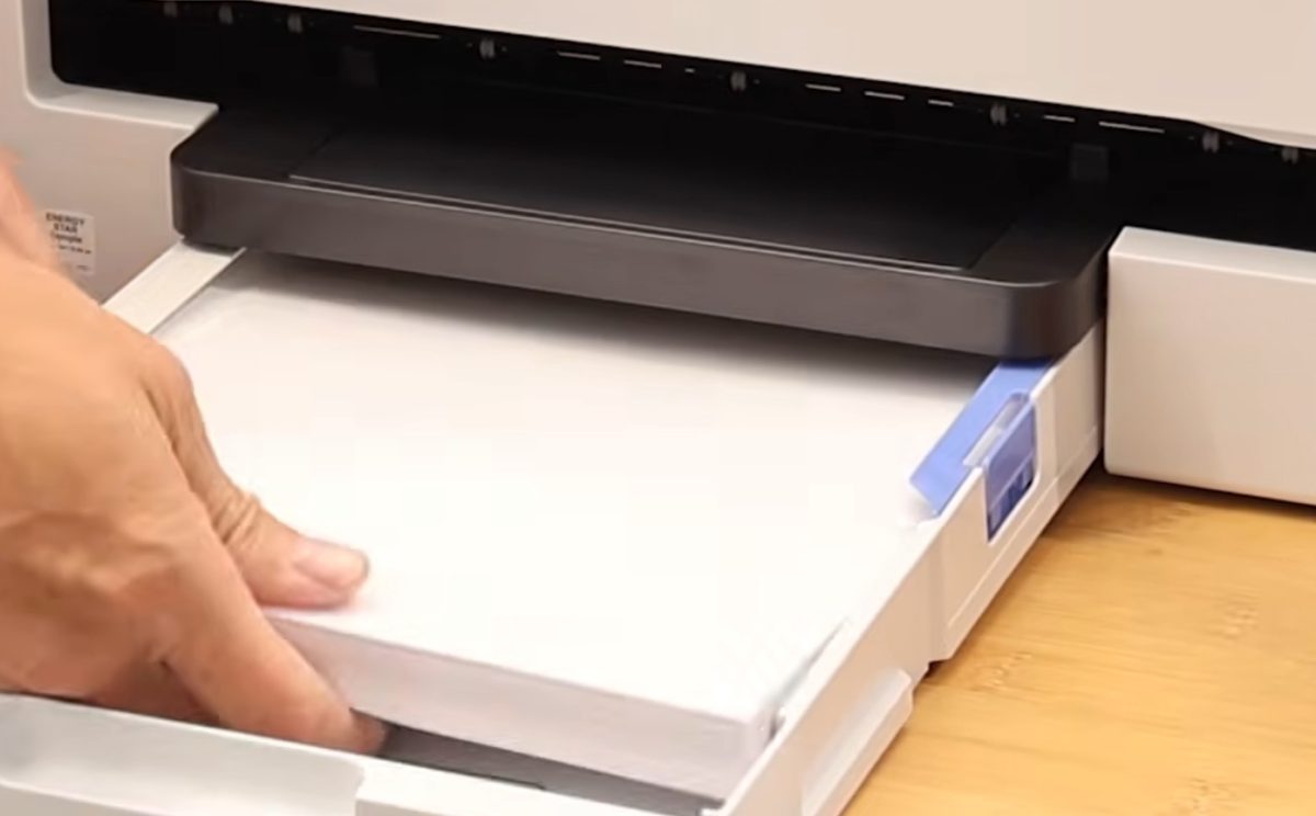 Loading paper into the tray of the Epson F370.