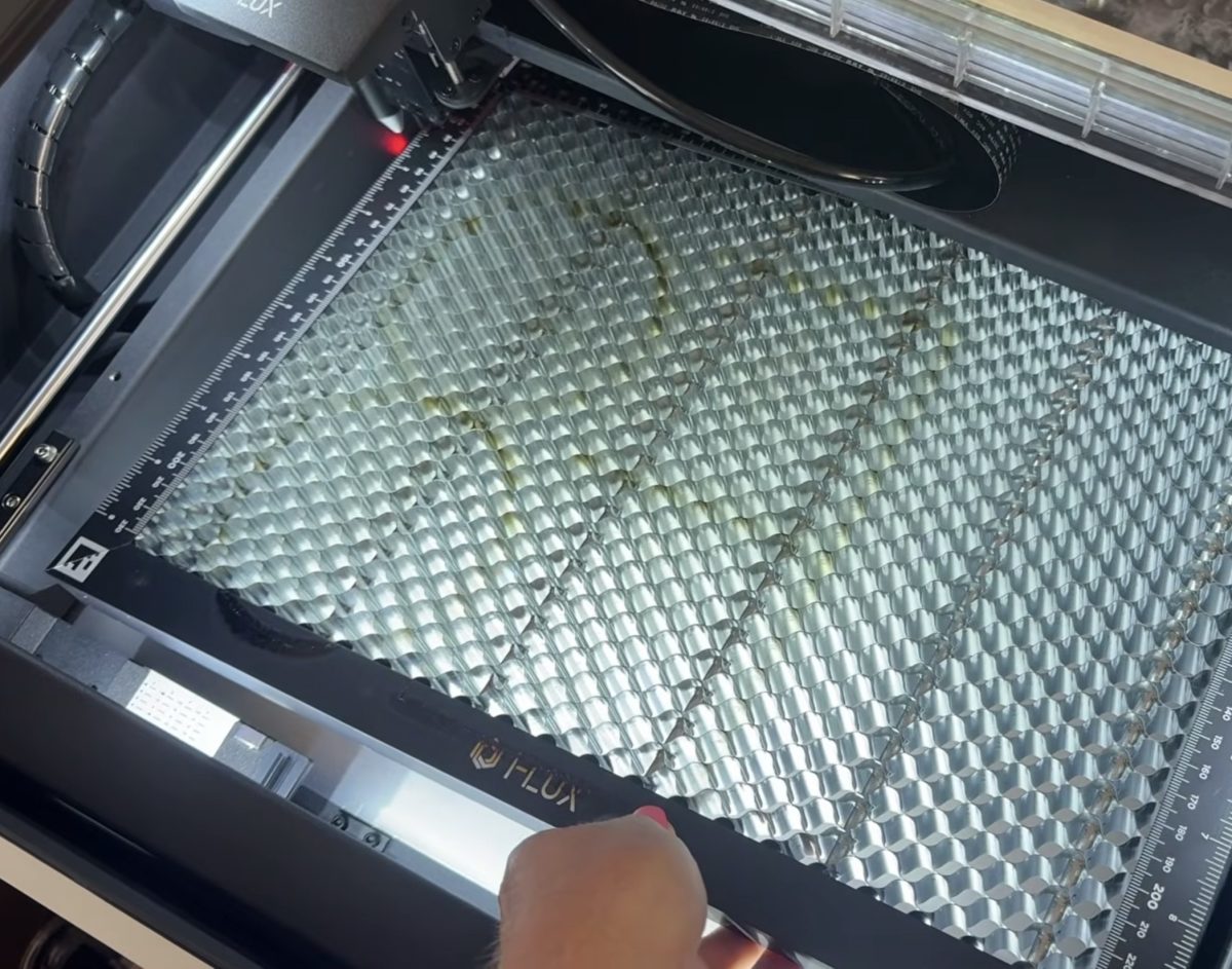 Removing honeycomb tray from the FLUX beamo II.