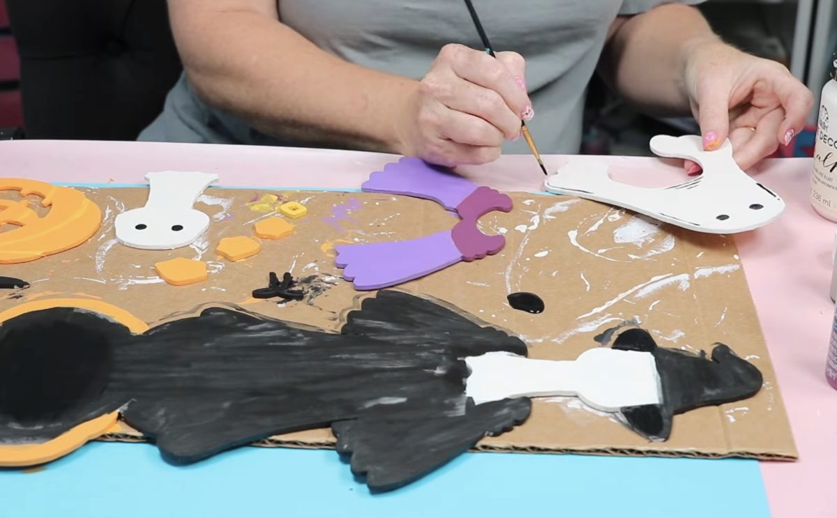 Paint all the pieces to the Halloween goose sign.