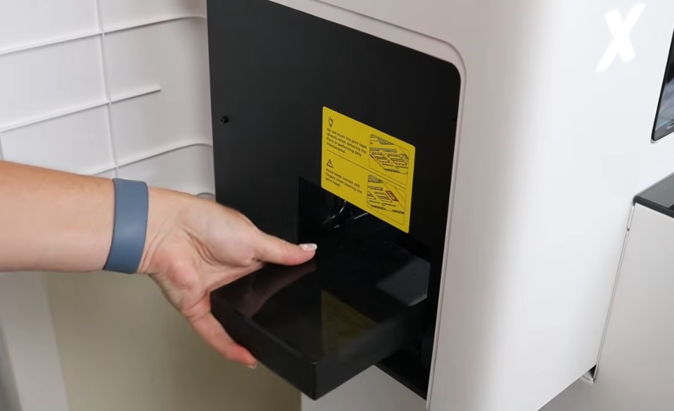New built-in humidifier in the xTool Apparel Printer Plus.