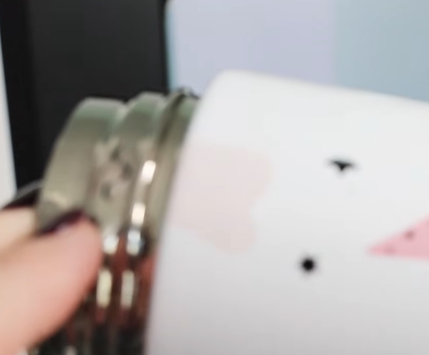 Tumbler with UV print on the bottle threads.