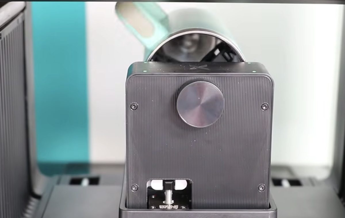 xTool Omni scanning the tumbler.